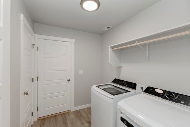 Building Photo - Adorable and affordable attached townhome for rent in Nampa! A must see!