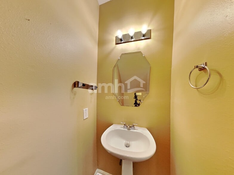 Building Photo - 4942 Pinder Ln