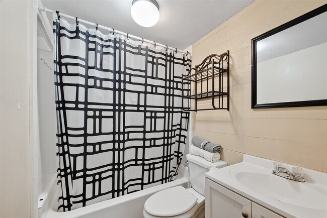 Building Photo - 1012 12th St