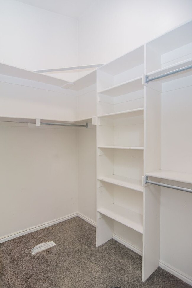 Building Photo - Gorgeous Bountiful Home w/ Solar & 3 Car Garage