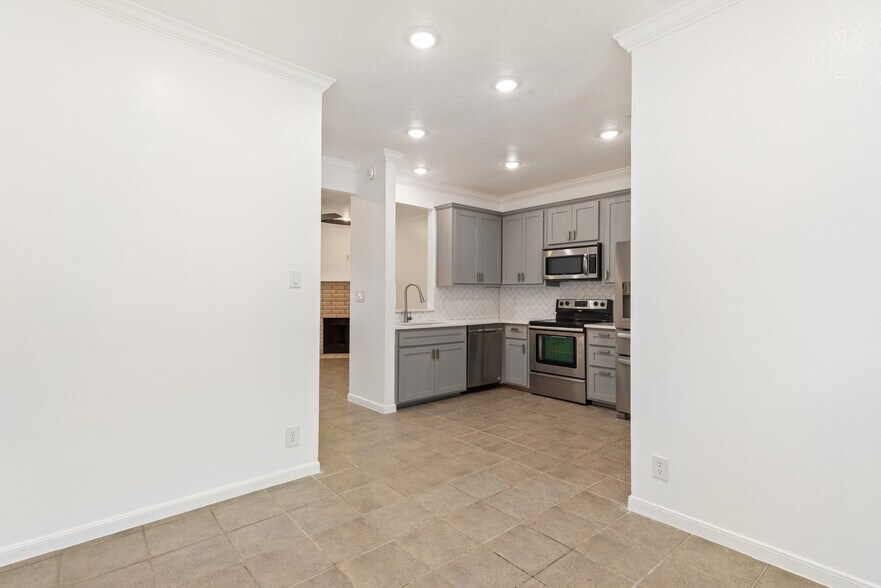Building Photo - 1307 Kinney Ave