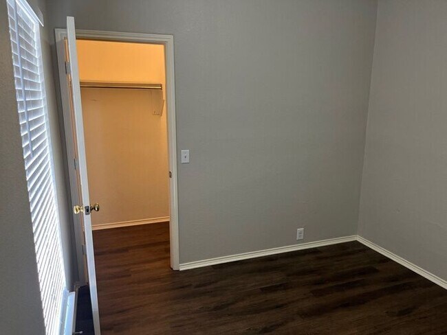 Building Photo - Bright & Inviting Home with Walk-In Closet...