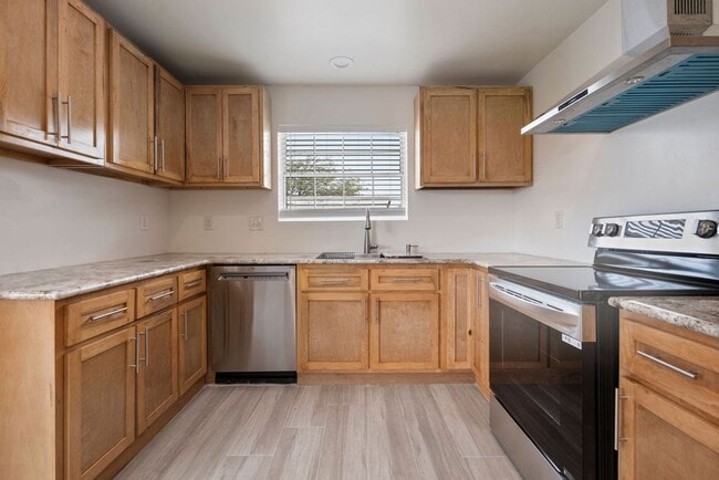 Building Photo - Beautiful Remodeled 3 Bedroom Duplex