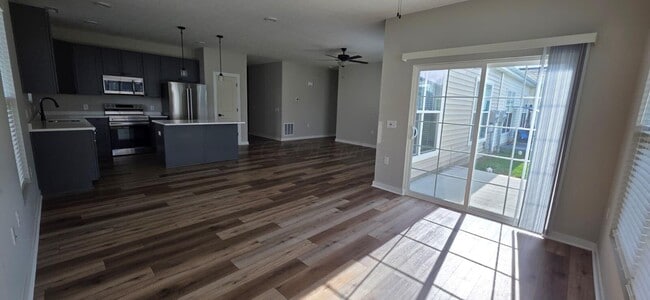 Building Photo - 566 Rochdale Run