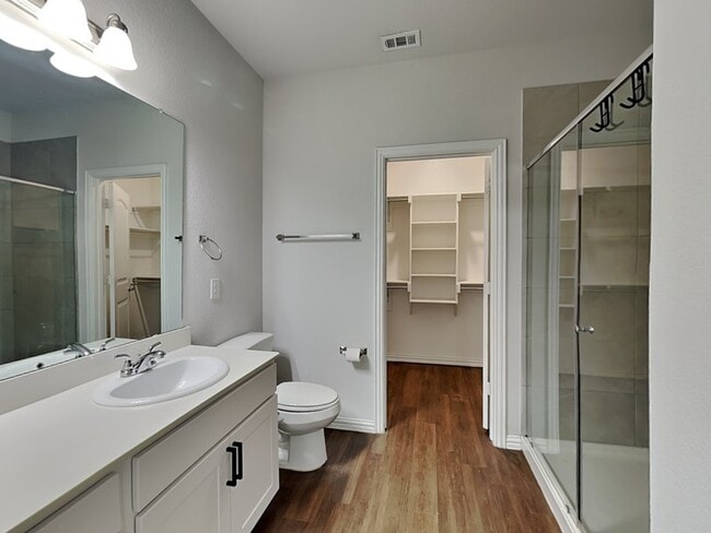 Building Photo - 1548 Woodlake Dr