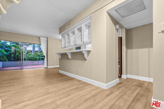 Building Photo - 1131 Alta Loma Rd