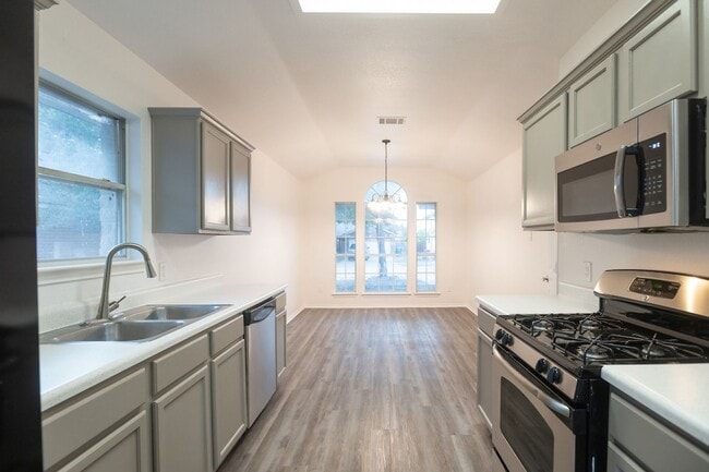 Building Photo - Nestled in Round Rock neighborhood.