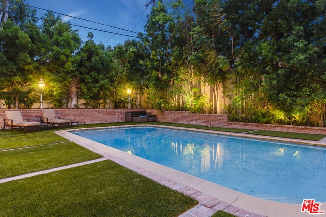 Building Photo - 1526 San Vicente Blvd