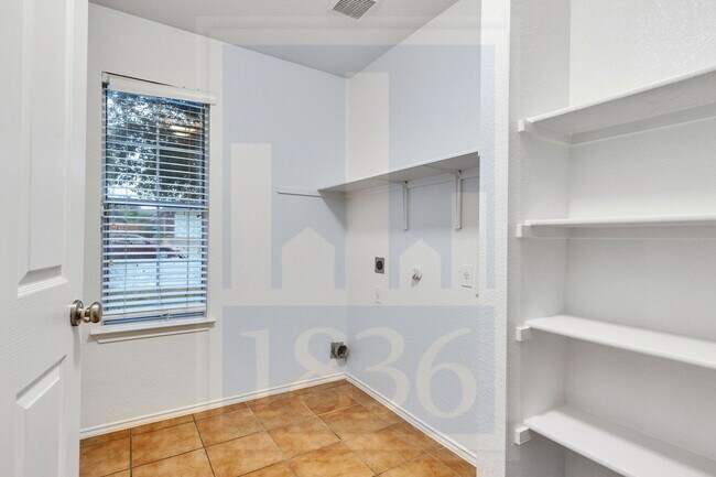 Building Photo - 1500 Gardena Canyon Dr