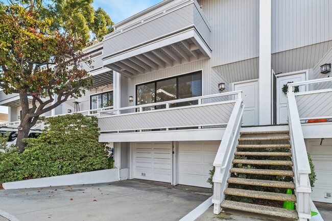 Building Photo - Desirable Newport Beach Home