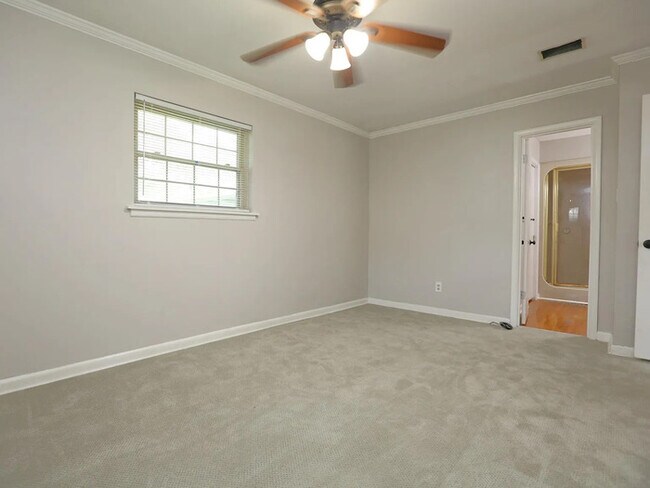 Building Photo - 3 bedroom 2 bathroom