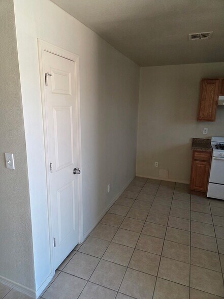 Dining area w Pantry - 331 Milton Rd