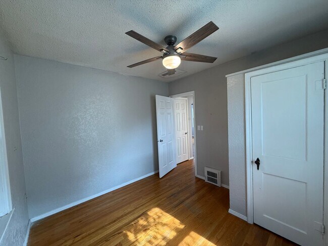 Building Photo - Three Bedroom, Two Bathroom Home! One car garage!
