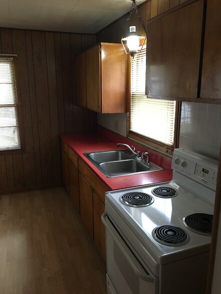 Building Photo - 1021 Valley Dr NW