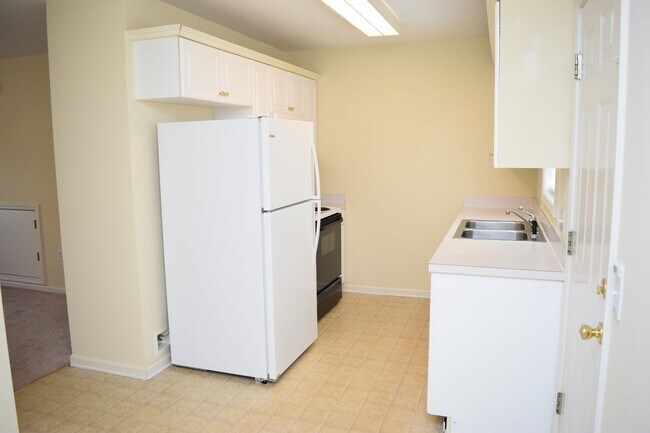Building Photo - $1,150 | 2BR/1.5BA End Unit Townhouse – Sp...