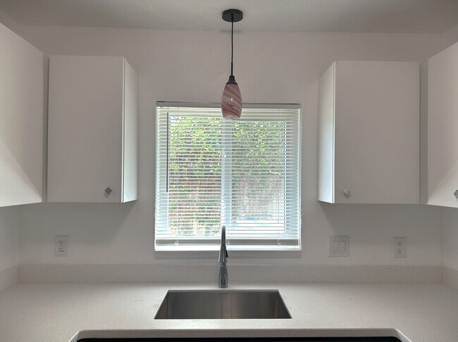 Building Photo - 2275 Hawthorne St