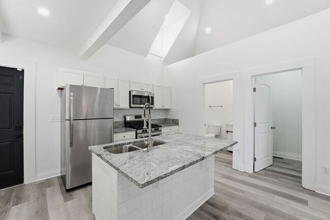 Building Photo - 522 Kelton Ave