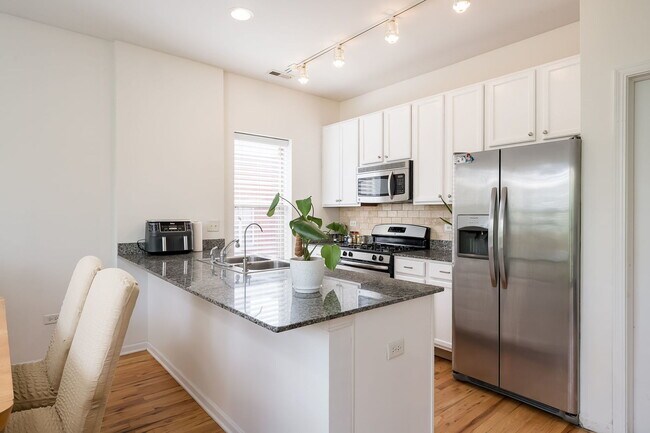 Building Photo - 351 E 25th Pl