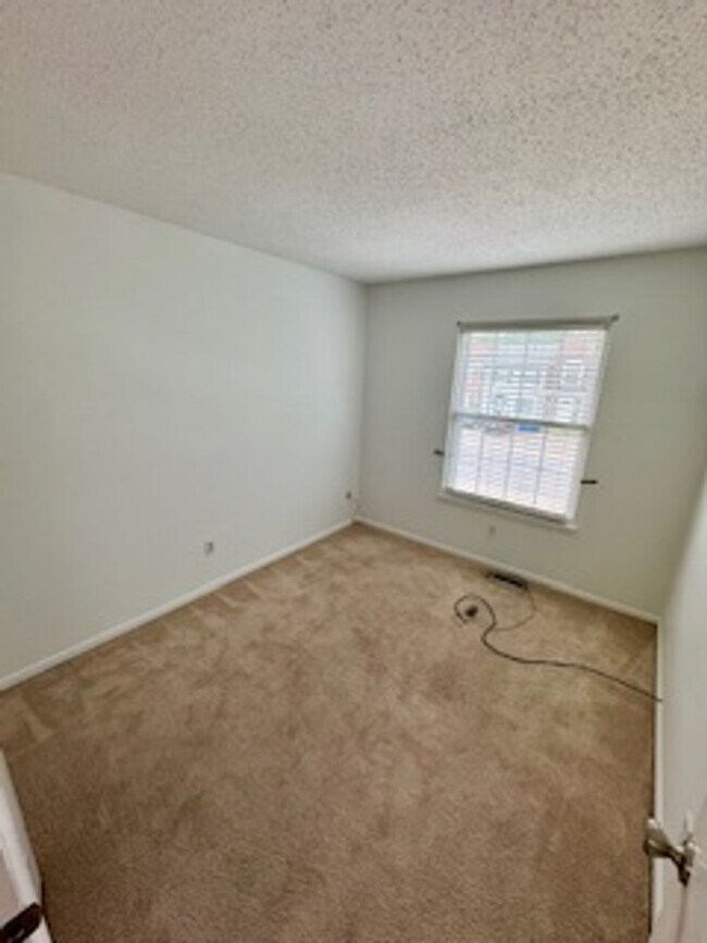Building Photo - Beautiful 4 Bedroom Townhome
