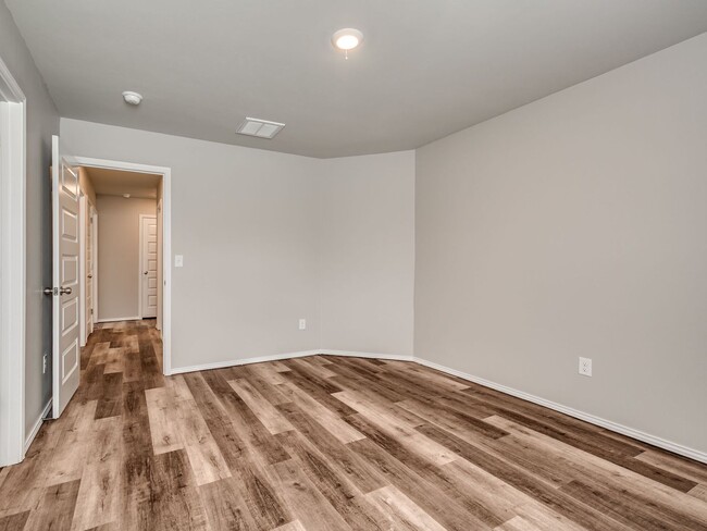 Building Photo - Home Close to Surrey Hills + 3 bedrooms