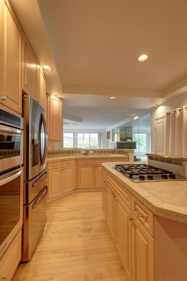 Building Photo - Large 2bd, 2ba Condo Available w/ Lake Uni...