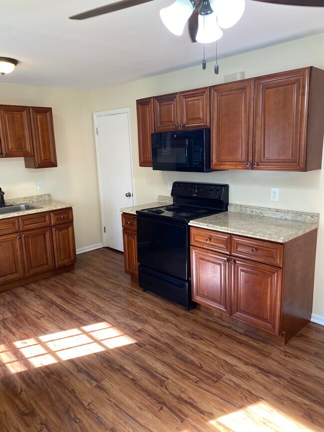Building Photo - 480 Berkshire Ln