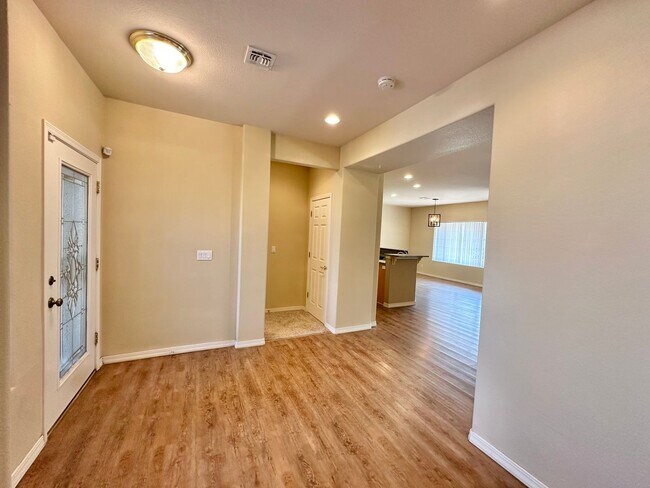 Building Photo - Beautiful 3 bedroom, 3 bathroom home with ...