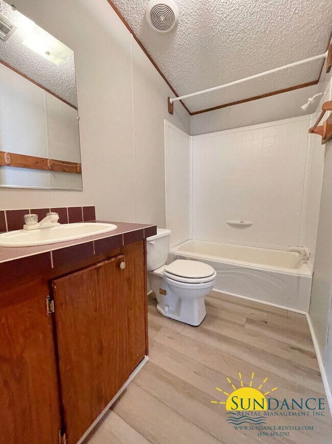 Building Photo - Great 3 Bedroom Mobile Home In Fort Walton...