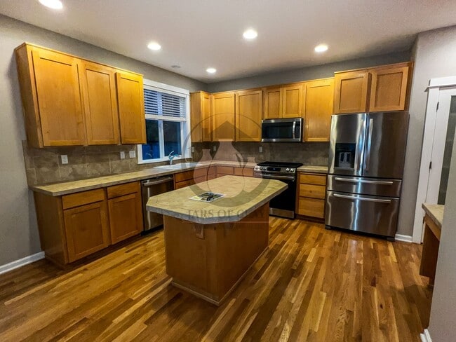 Building Photo - Luxurious Spacious Keizer Home -