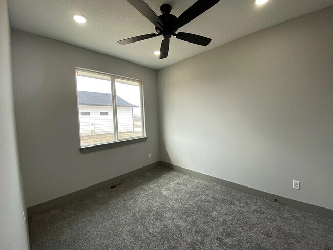 Building Photo - 2279 S Chateau Ct