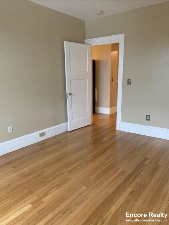 Building Photo - 448 Park Dr