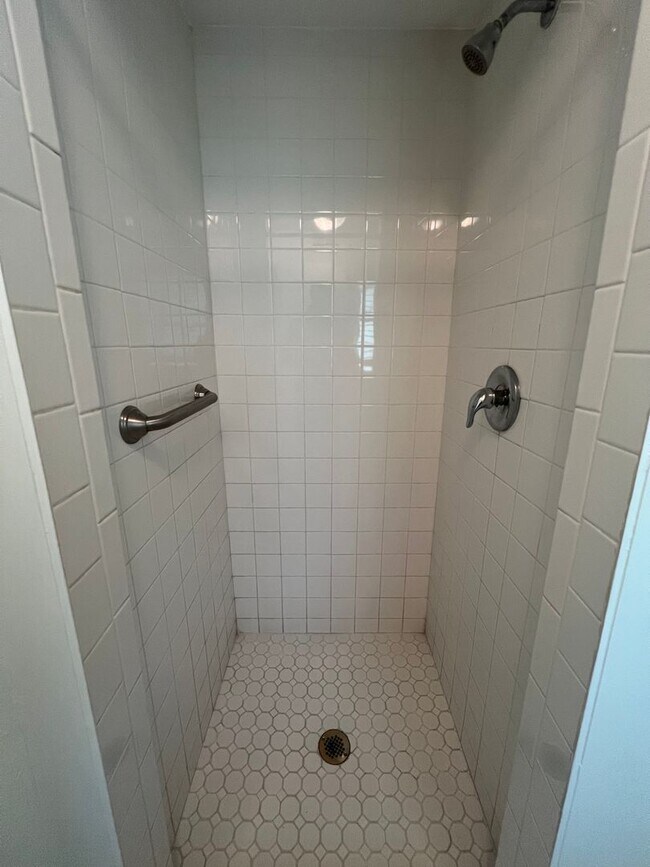 Building Photo - ** Annual ** 2 Bed / 2 Bath ** Single Fami...