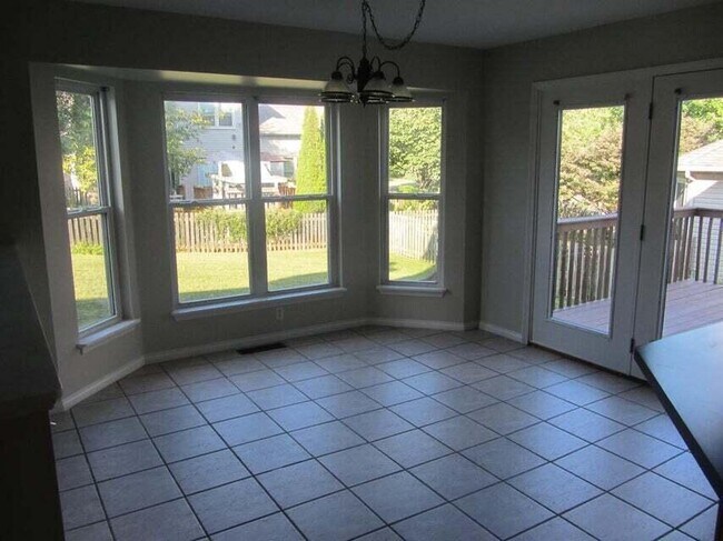 Building Photo - 537 Forest Hill Dr