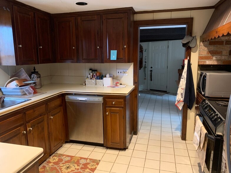 Building Photo - 4 Bound Brook Ln