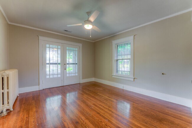 Building Photo - Updated 3 bed/1 bath - walk to Crosstown Concourse