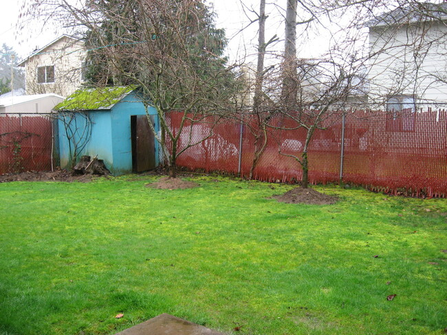 Building Photo - 3 Bedroom duplex Near Mt. Hood CC availabl...