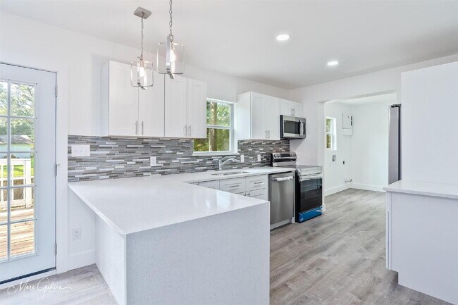 Building Photo - "Spacious 4-Bedroom Gem with a flex room a...