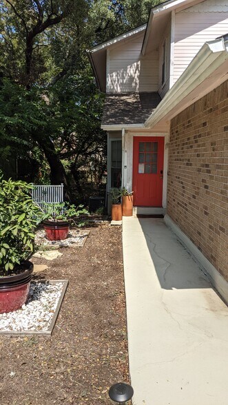 front garden area - 1702 Waterloo Trl