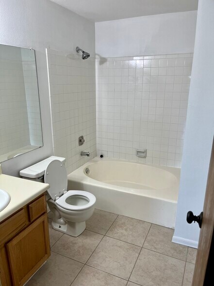 Building Photo - 410 Zang St