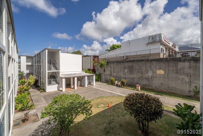 Building Photo - $2,900/mo | 2BR | 1BA | 620 sq. ft. | Move...