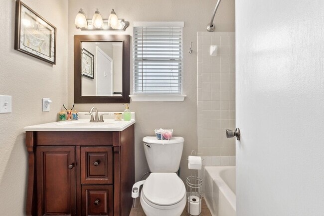 Building Photo - 1015 E Yager Ln