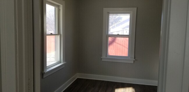 Building Photo - CLOSE TO RIVERSIDE PARK!  3br 1bath bungalow, fully remodeled with all new plank flooring, includ...