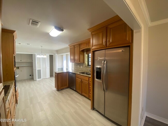 Building Photo - 2437 Bernwood Dr