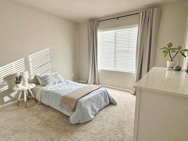 Building Photo - Stunning Stewart Crossing Home!