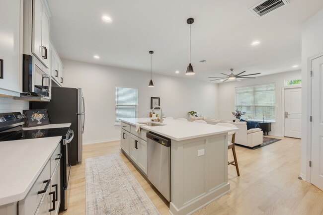 Building Photo - 208 Richards St