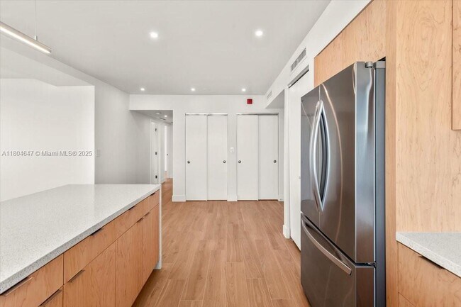 Building Photo - 1430 Brickell Bay Dr