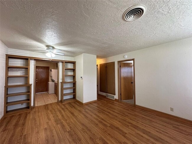 Building Photo - 2033 Delaware Ln