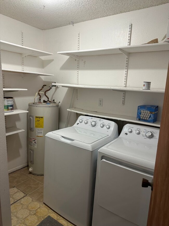 Building Photo - Spacious 3BR/2BA Split-Level End Unit with Private Courtyard