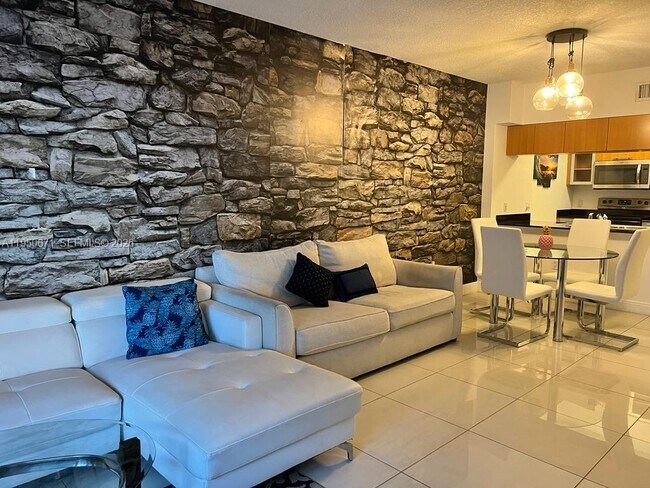 Building Photo - 1750 N Bayshore Dr