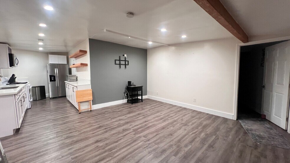 living space & kitchen - 1579 Belgreen Dr
